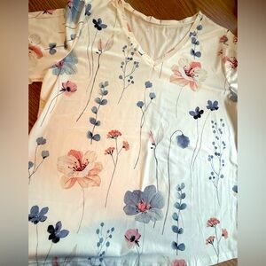 NWOT Beautiful Feminine Floral VNeck Short Sleeve Top gray blues, pinks & white